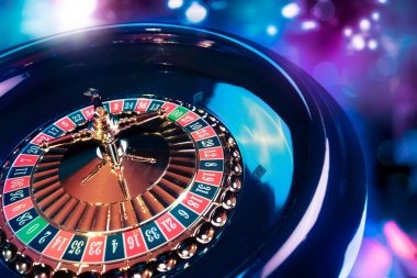 Croupier announcing winning number on rolet303 slot live roulette